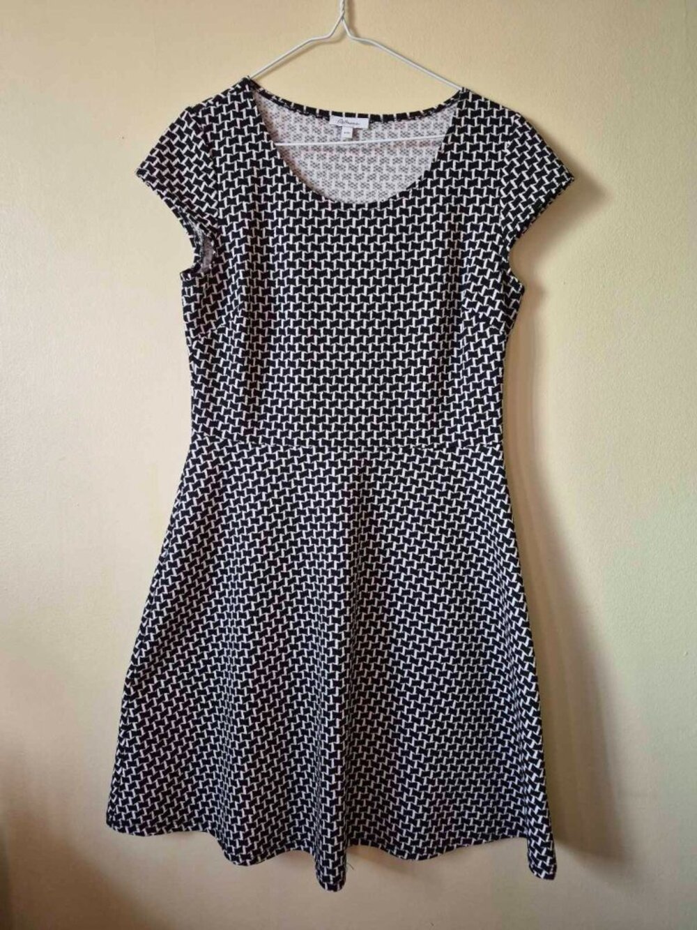 Free Reitmans Black & White Geometric Cap Sleeve Fit & Flare Dress - Size M